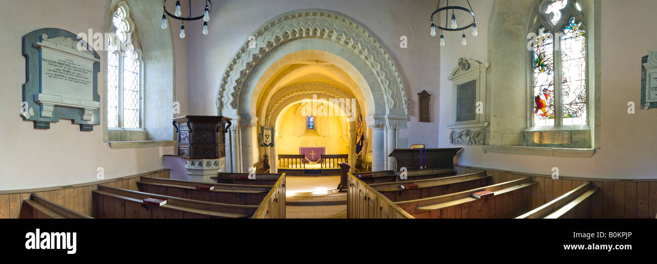 L interno della chiesa normanna di San Giovanni nel villaggio Costwold di Elkstone, Gloucestershire Foto Stock