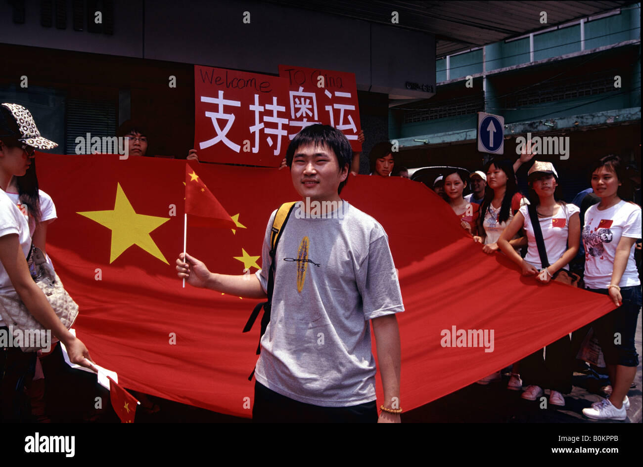 Uomo cinese in un luogo di Pechino la torcia olimpica a Bangkok il 19 aprile 2008 Foto Stock