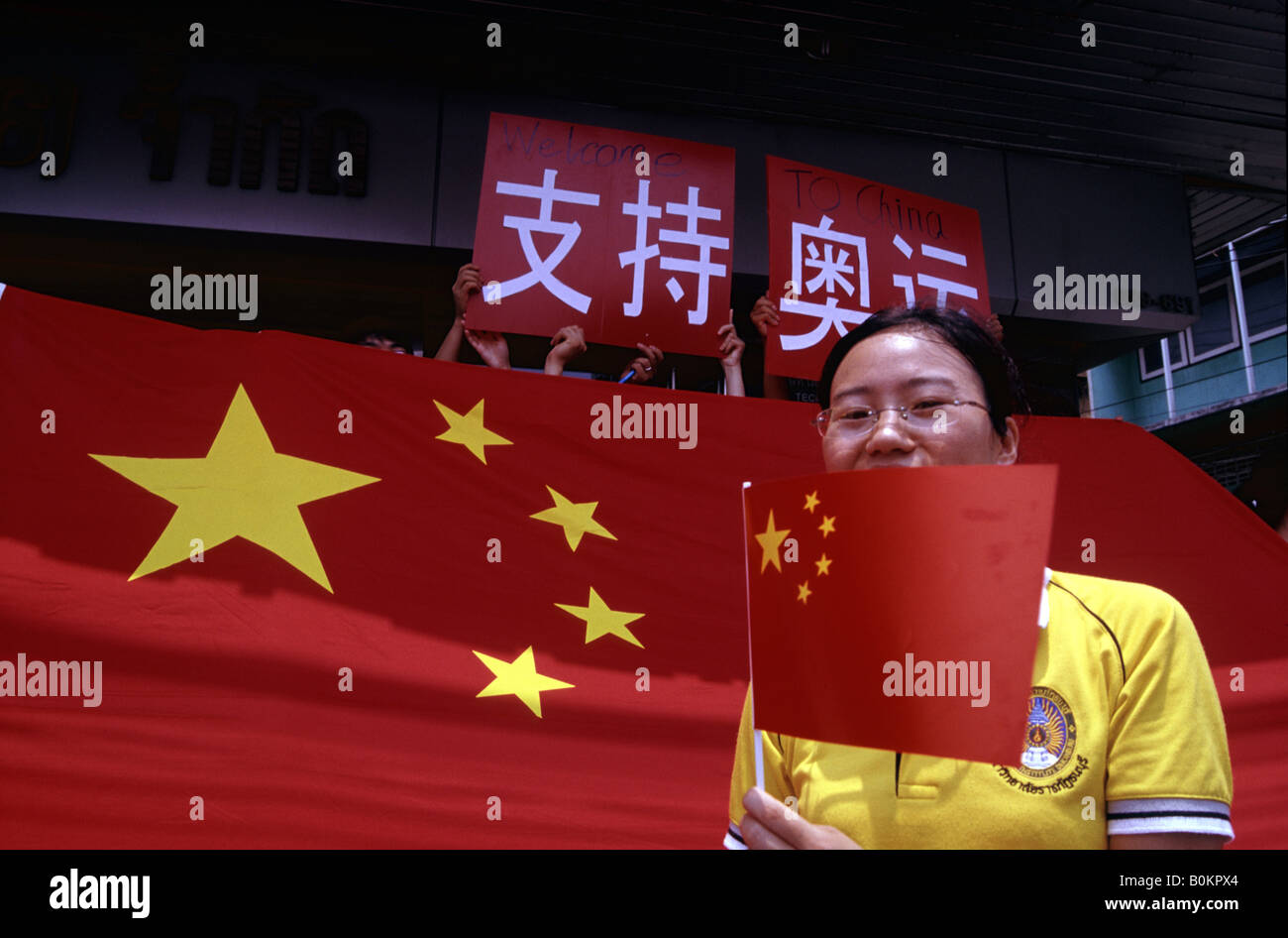Donna cinese in un luogo di Pechino la torcia olimpica a Bangkok il 19 aprile 2008 Foto Stock