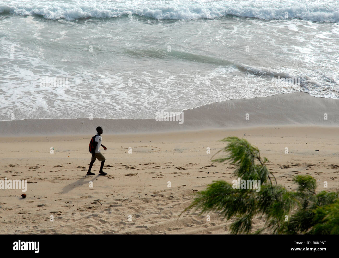 Un ragazzo passeggiate lungo la spiaggia di Tofo Foto Stock