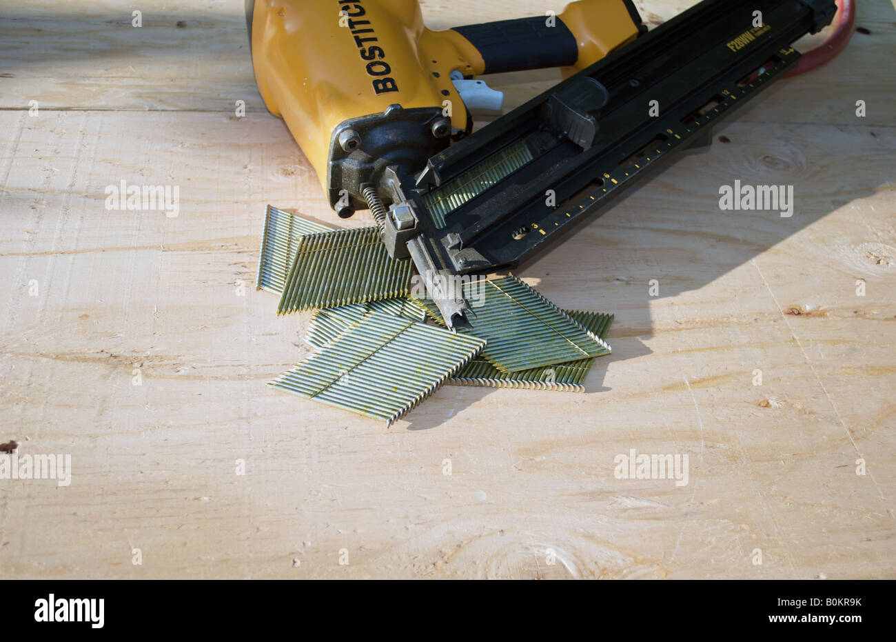 Chiodi e una pistola sparachiodi Foto Stock