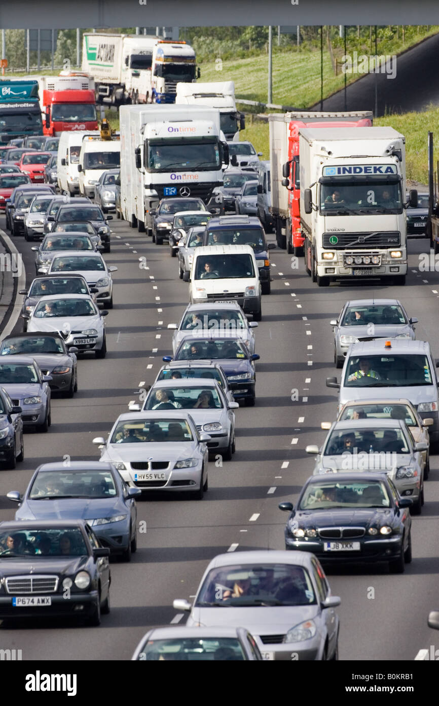 La congestione del traffico di automobili e camion in tutte le carreggiate sulla autostrada M25, London Regno Unito Foto Stock