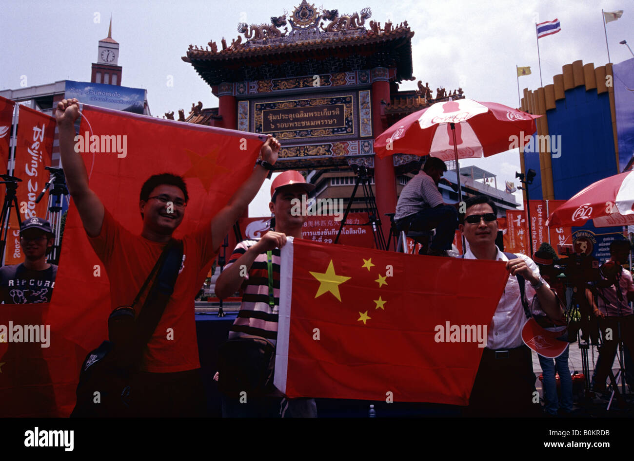 Gruppo del popolo cinese presso il gate cinese di Pechino la Torcia Olimpica a Bangkok il 19 aprile 2008 Foto Stock