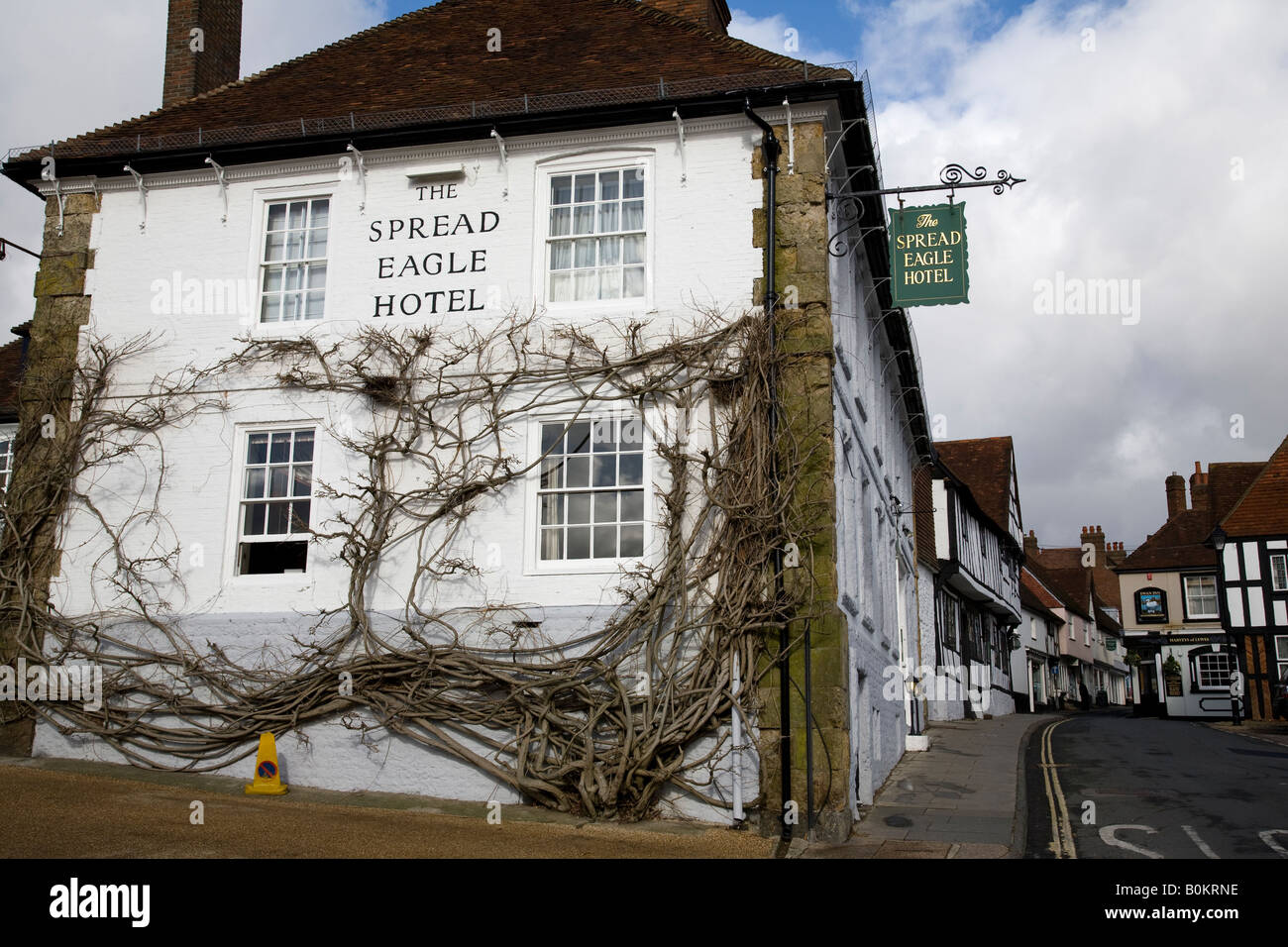 Lo Spread Eagle Hotel, alcune parti del quale data dal 1430, Midhurst, West Sussex, in Inghilterra Foto Stock