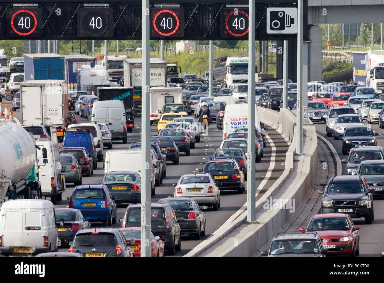 La congestione del traffico per le automobili e camion in entrambe le carreggiate sulla autostrada M25, London Regno Unito Foto Stock
