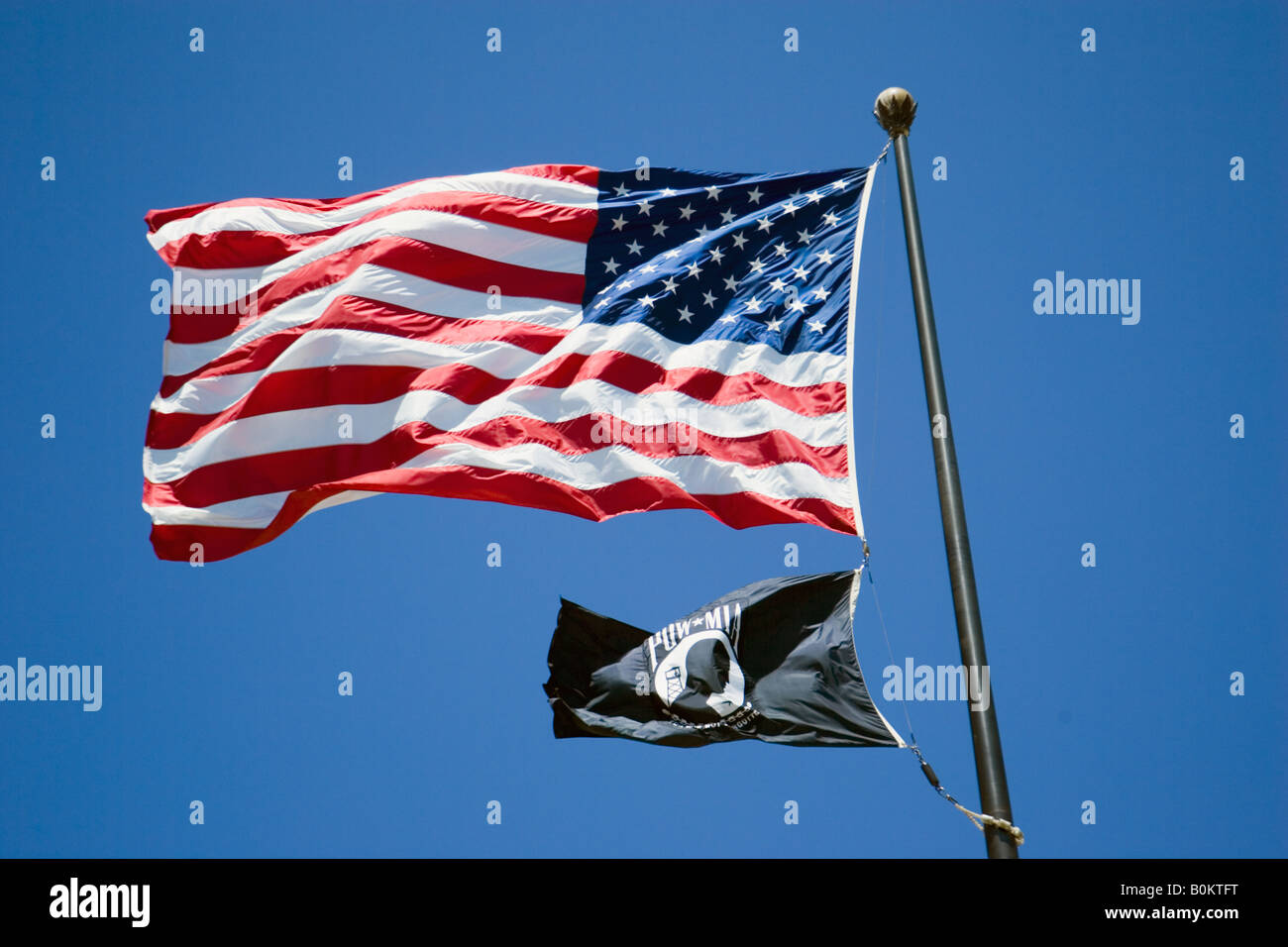 Stelle e strisce della bandiera americana battenti a pieno il montante a Washington DC USA Foto Stock