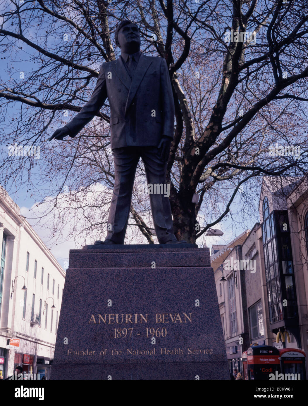 Statua di Aneurin o Nye Bevan fondatore del Servizio Sanitario Nazionale britannico - NHS - Cardiff centro città del Galles Foto Stock