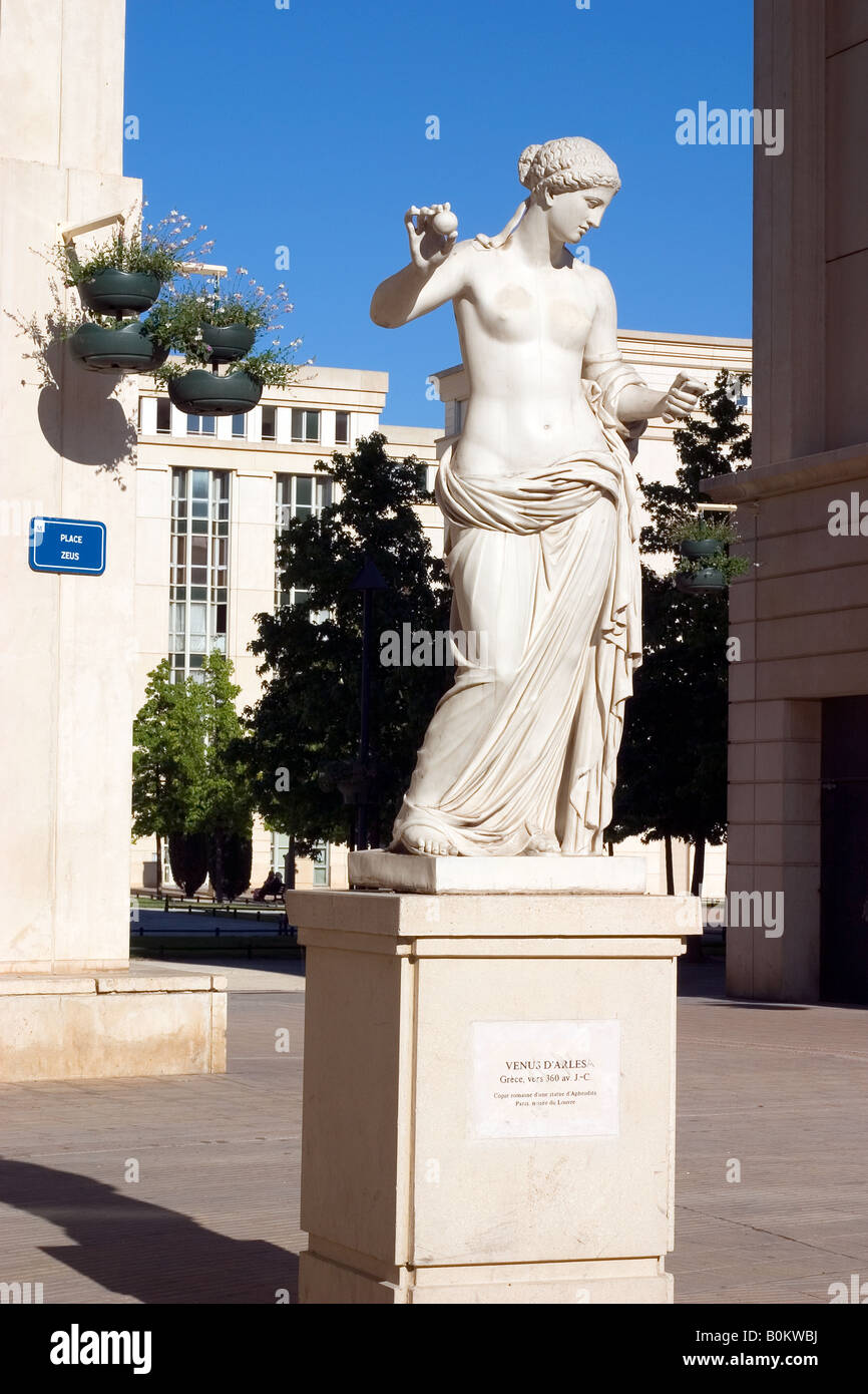Zeus posto, statua della Venere d'Arles, quartiere Antigone, Montpellier,  Francia Foto stock - Alamy