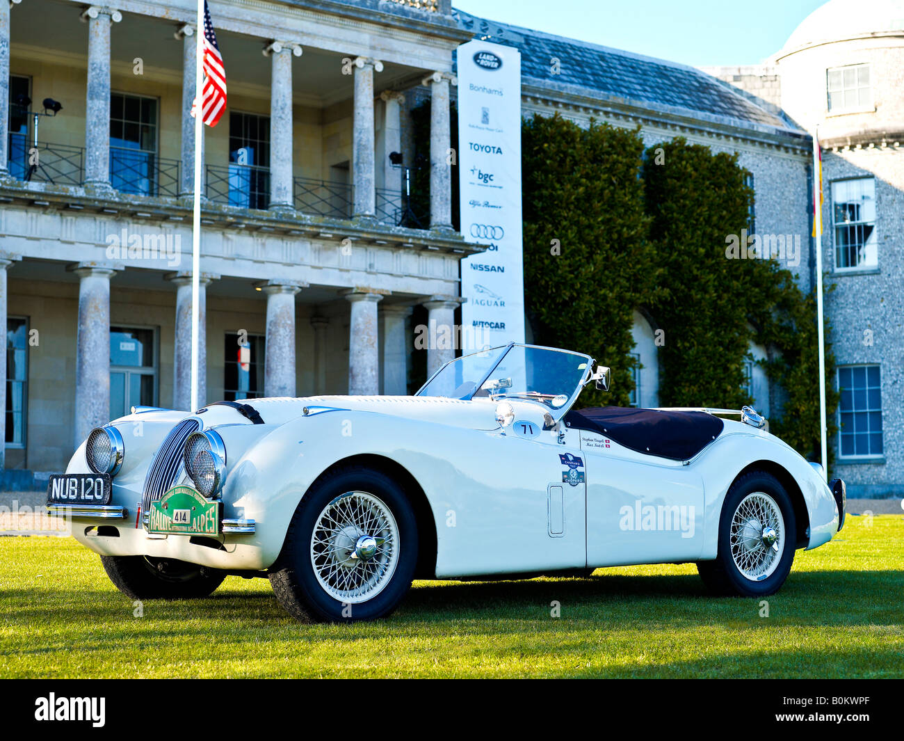 Classic Jaguar XK120 drophead convertibile racing rally car al di fuori di Goodwood House Foto Stock