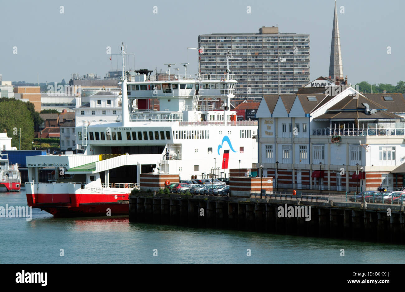 Città Quay e l'Imbuto Rosso azienda ferry terminal su acqua di Southampton England Regno Unito Foto Stock