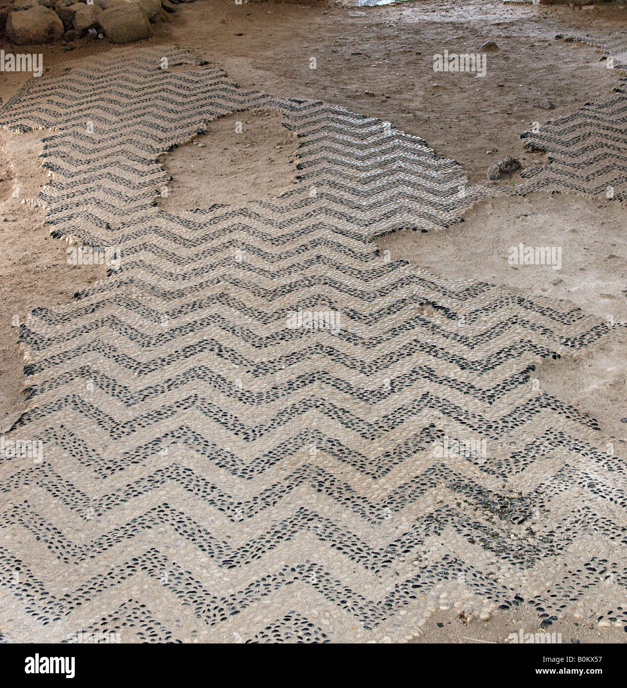 Dettaglio del bianco e del nero di ciottoli pavimento a mosaico nella chiesa kayakoy turchia mugla Foto Stock