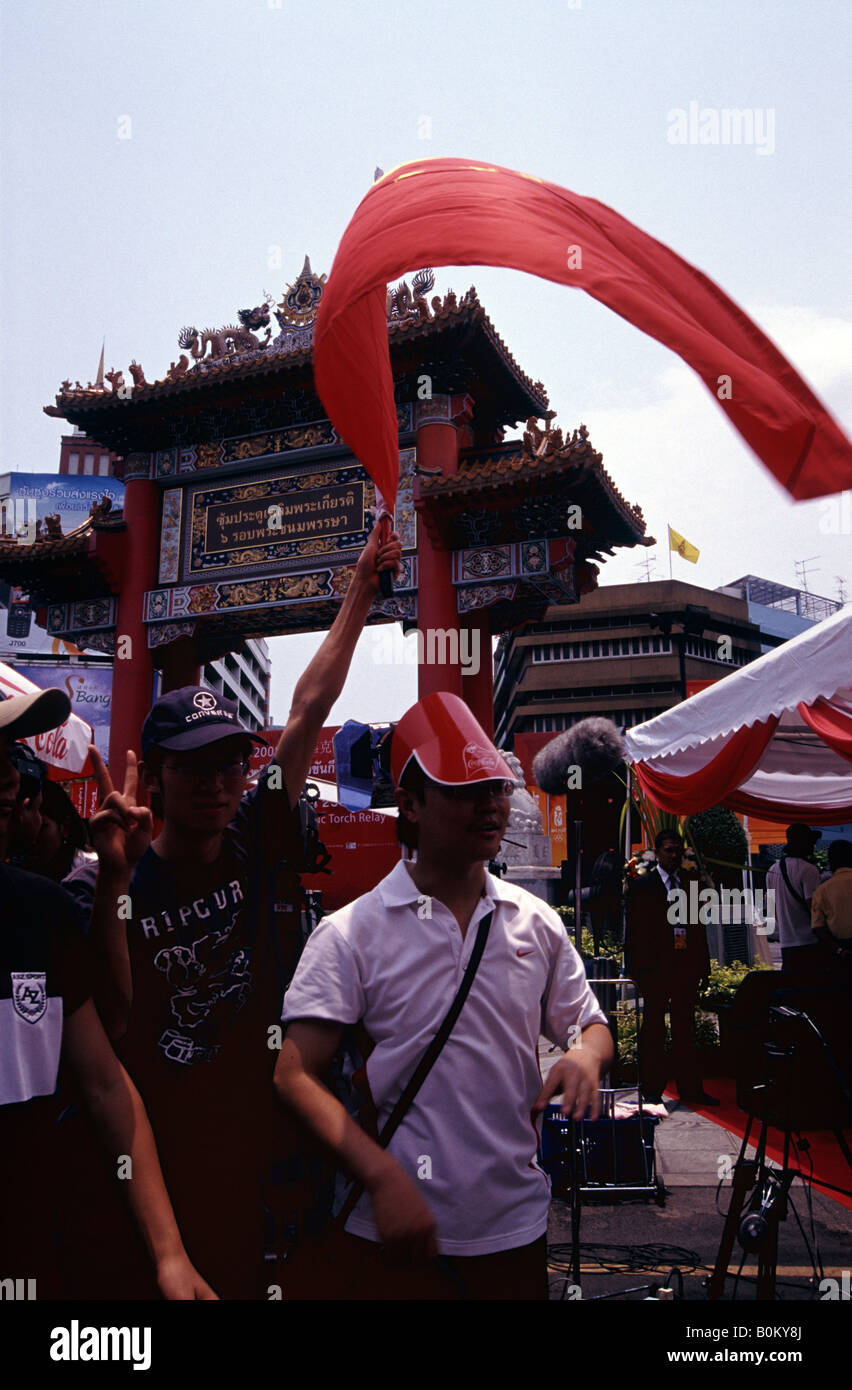 Gruppo del popolo cinese presso il gate cinese di Pechino la Torcia Olimpica a Bangkok il 19 aprile 2008 Foto Stock