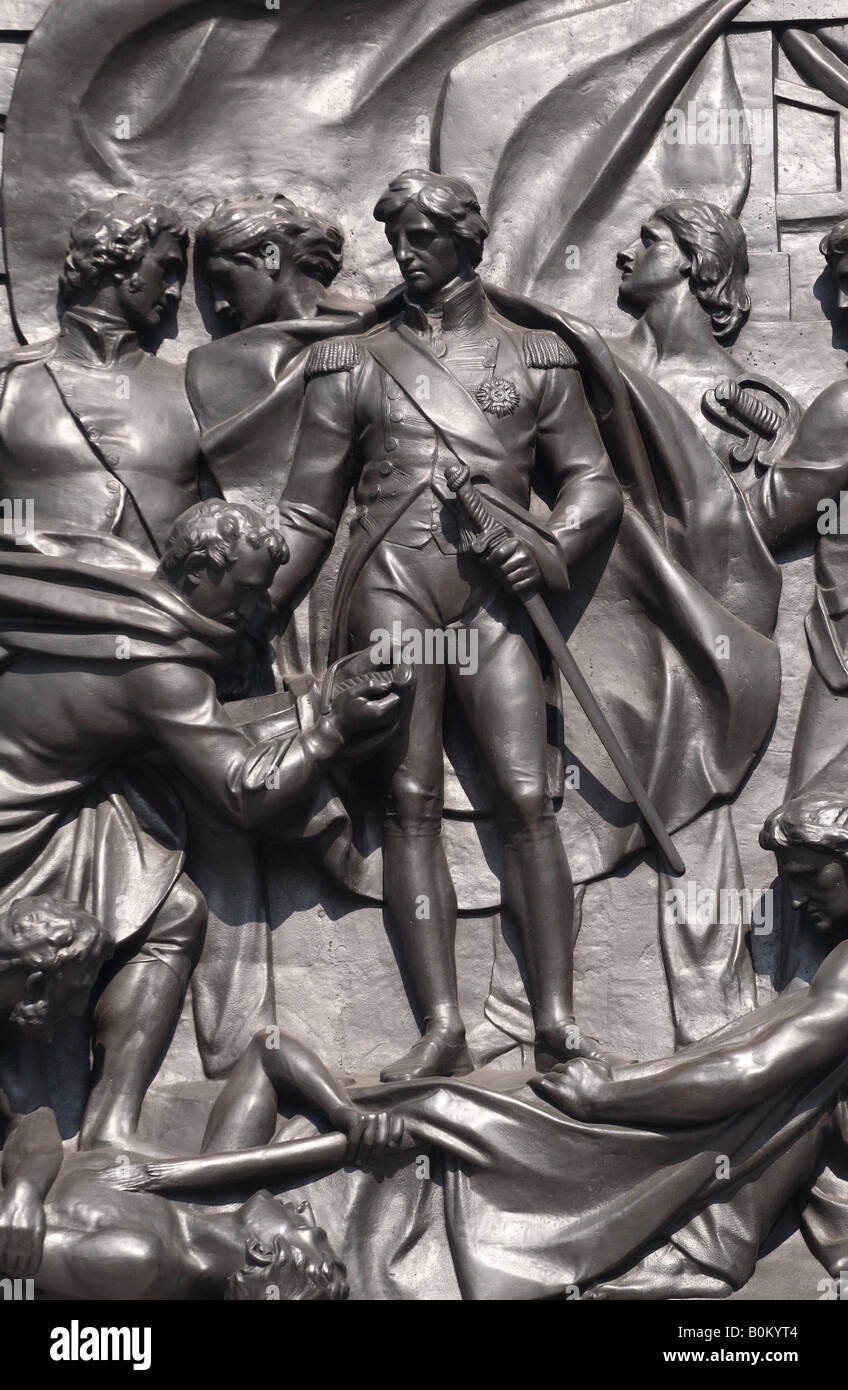 Lord Nelson dettaglio della base della colonna di Nelson in Trafalgar Square mostra Nelson dopo la Battaglia di Capo San Vincenzo nel 1797 Foto Stock