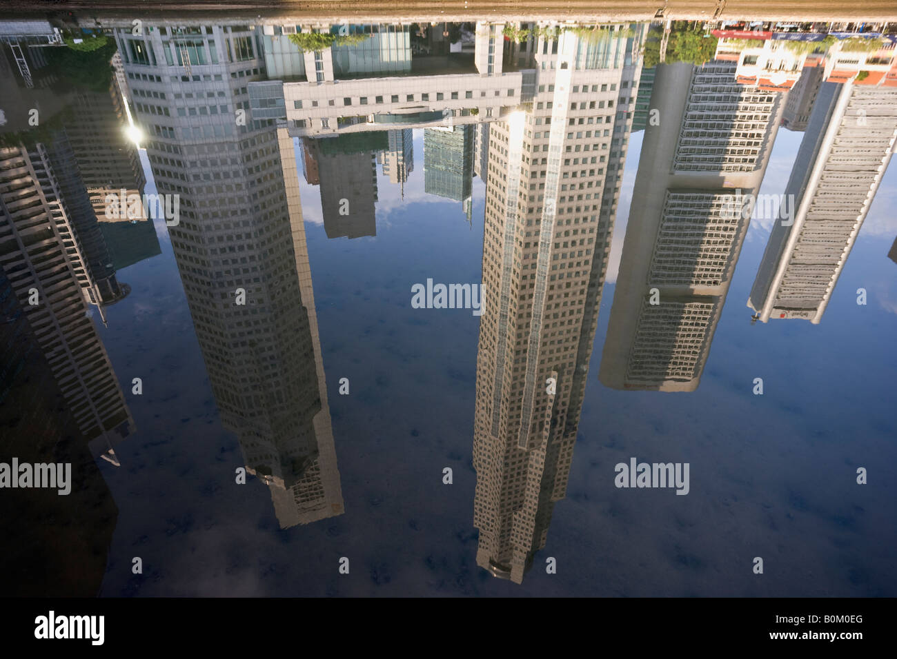 La riflessione dei grattacieli di Singapore nel fiume Singapore Foto Stock