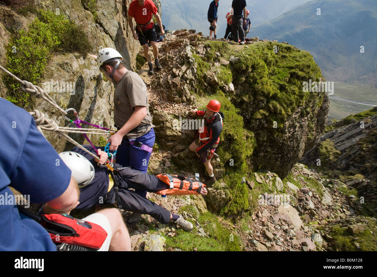 I membri di Langdale Ambleside Mountain Rescue Team il salvataggio di un alpinista caduto con una gamba rotta Foto Stock