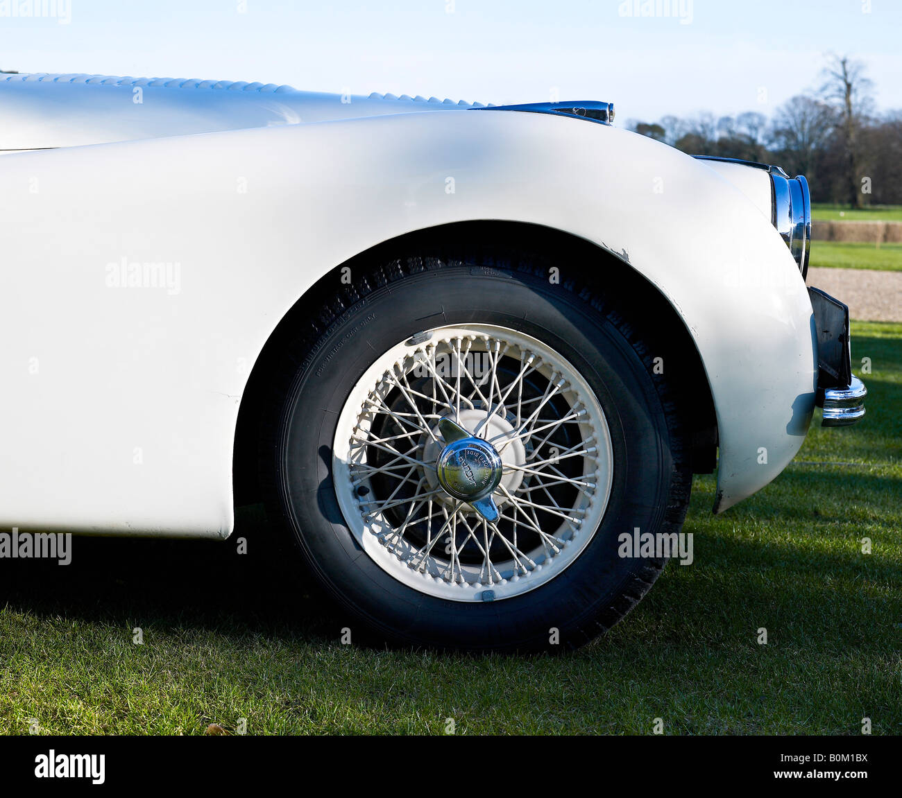 Classic Jaguar XK120 drophead convertibile racing rally car al di fuori di Goodwood House Foto Stock