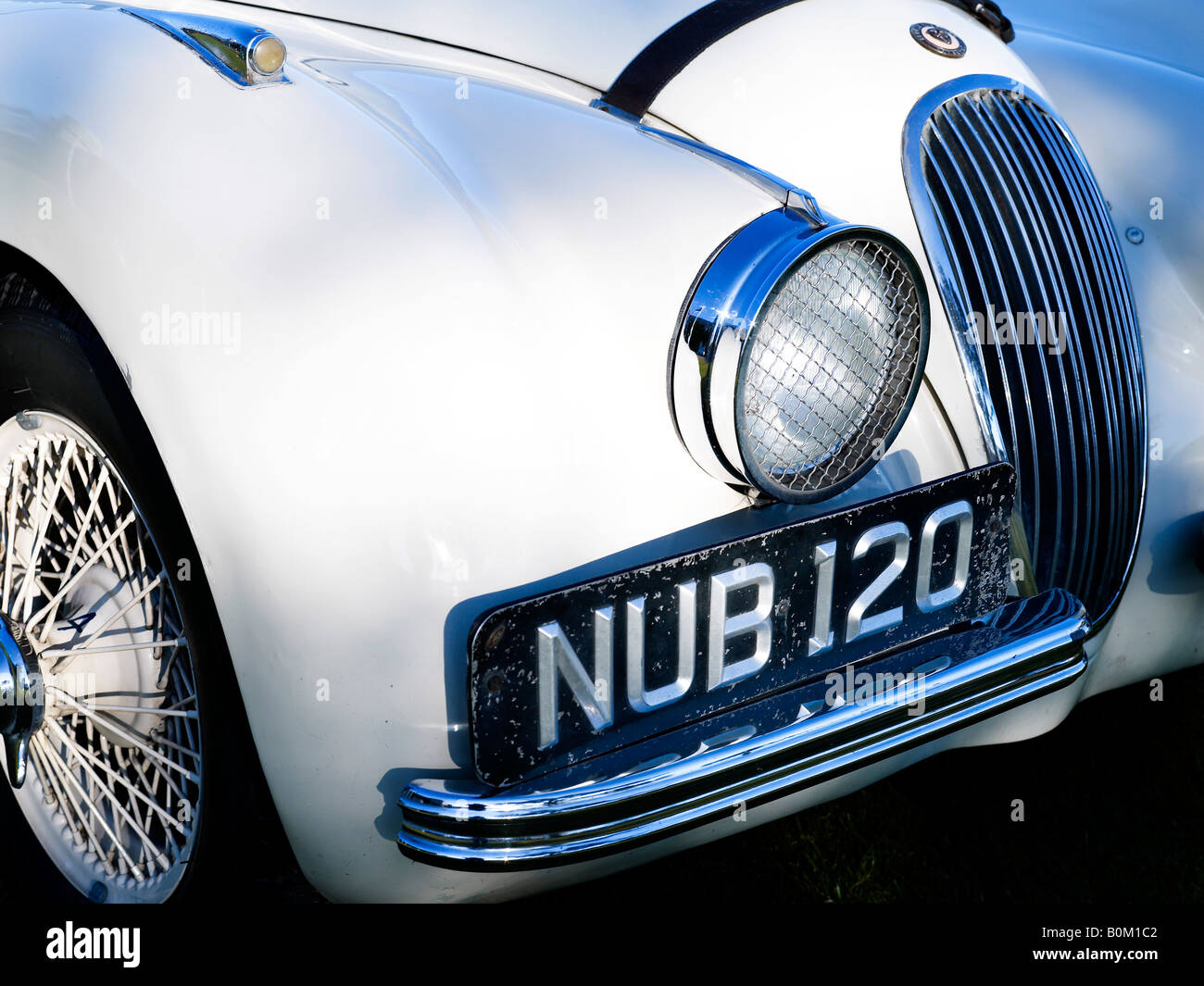 Classic Jaguar XK120 drophead convertibile racing rally car al di fuori di Goodwood House Foto Stock