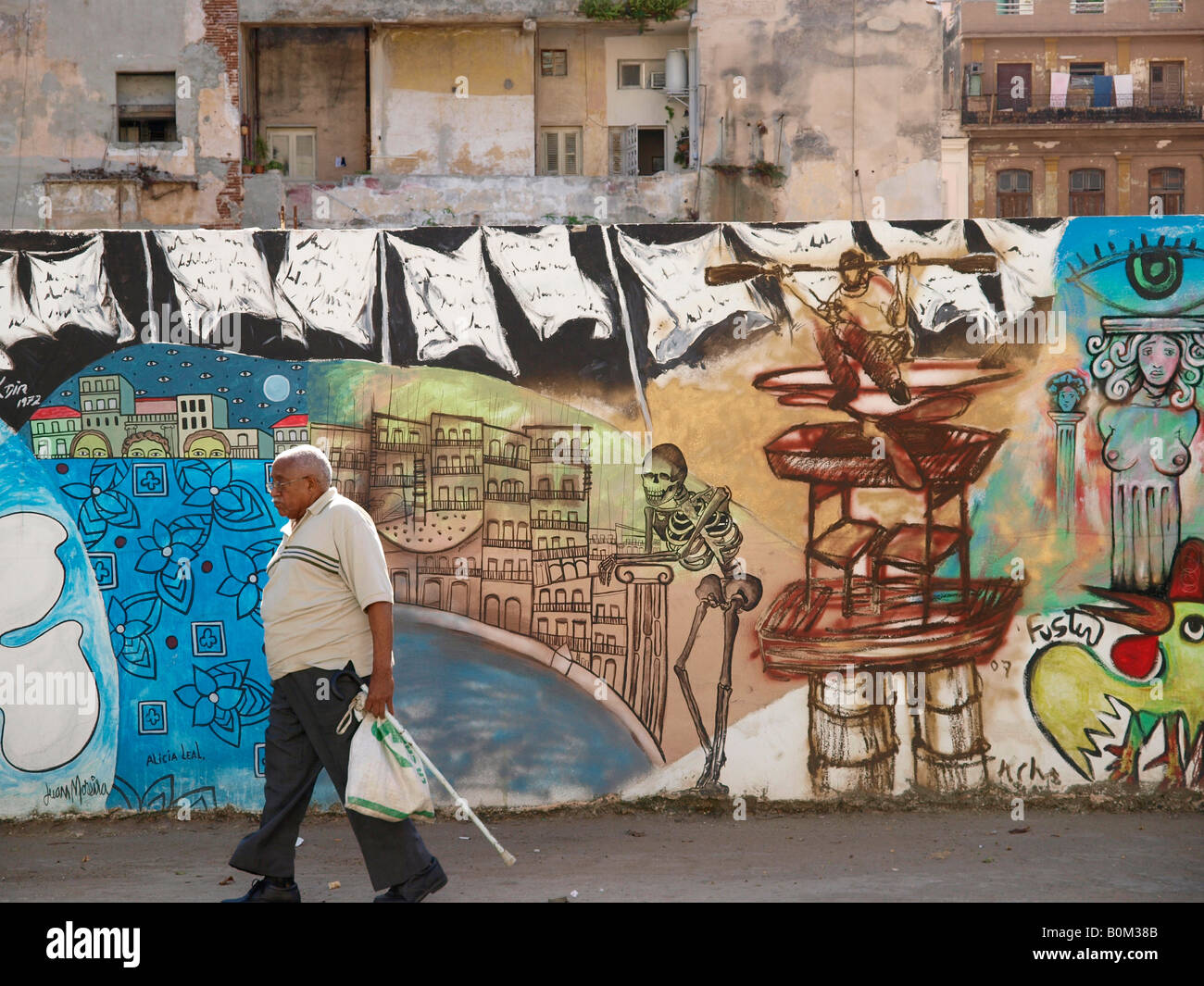 Murale e vecchio uomo Paseo de Marti (El Prado) Avana Cuba Foto Stock