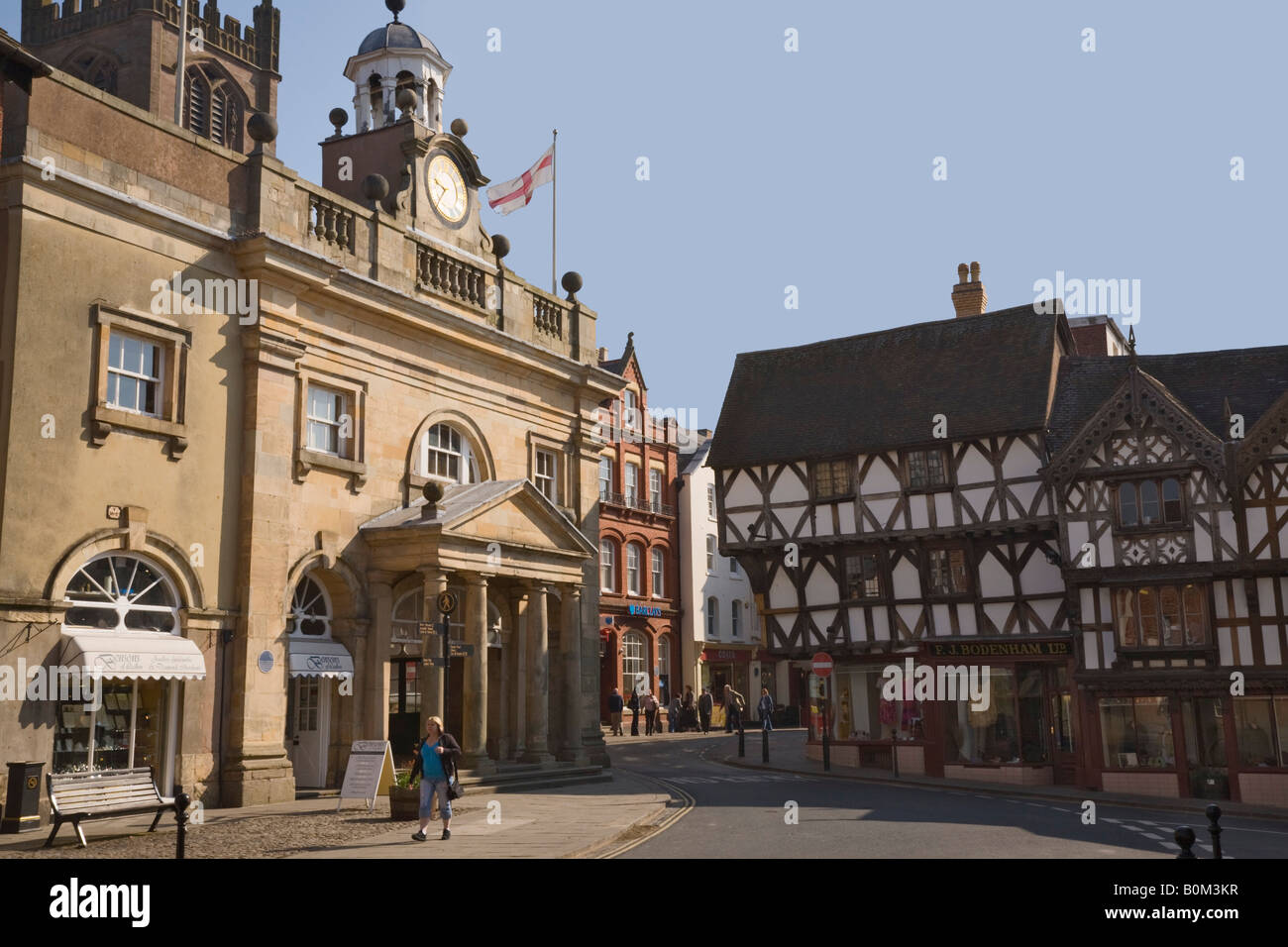 Ludlow Shropshire England Regno Unito La Buttercross con villaggio orologio accanto a struttura di legno edificio medievale in ampia St Foto Stock