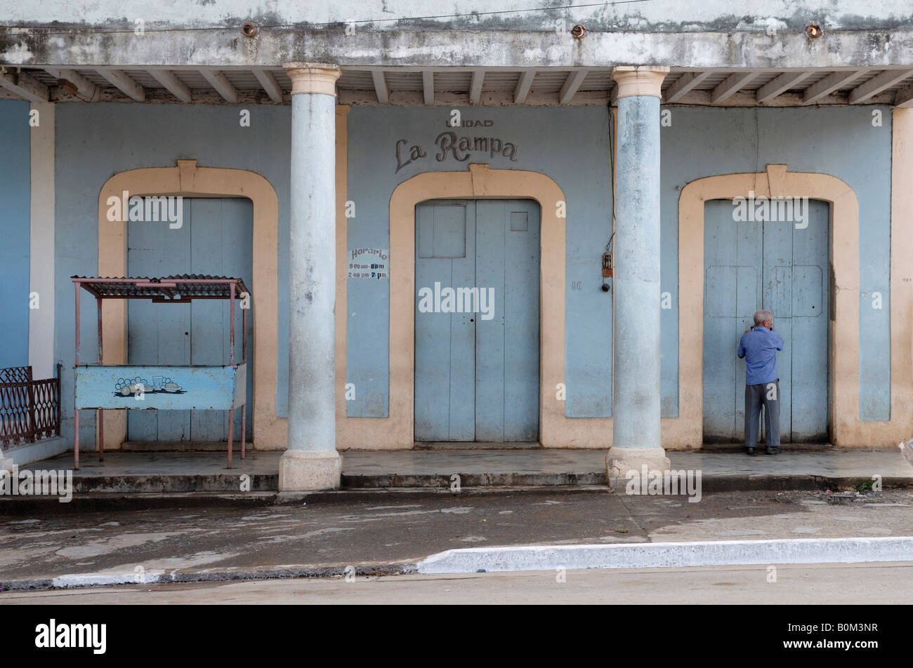 Un vecchio uomo in piedi a porte chiuse di un negozio di Vinales Cuba Aprile 2007 Foto Stock