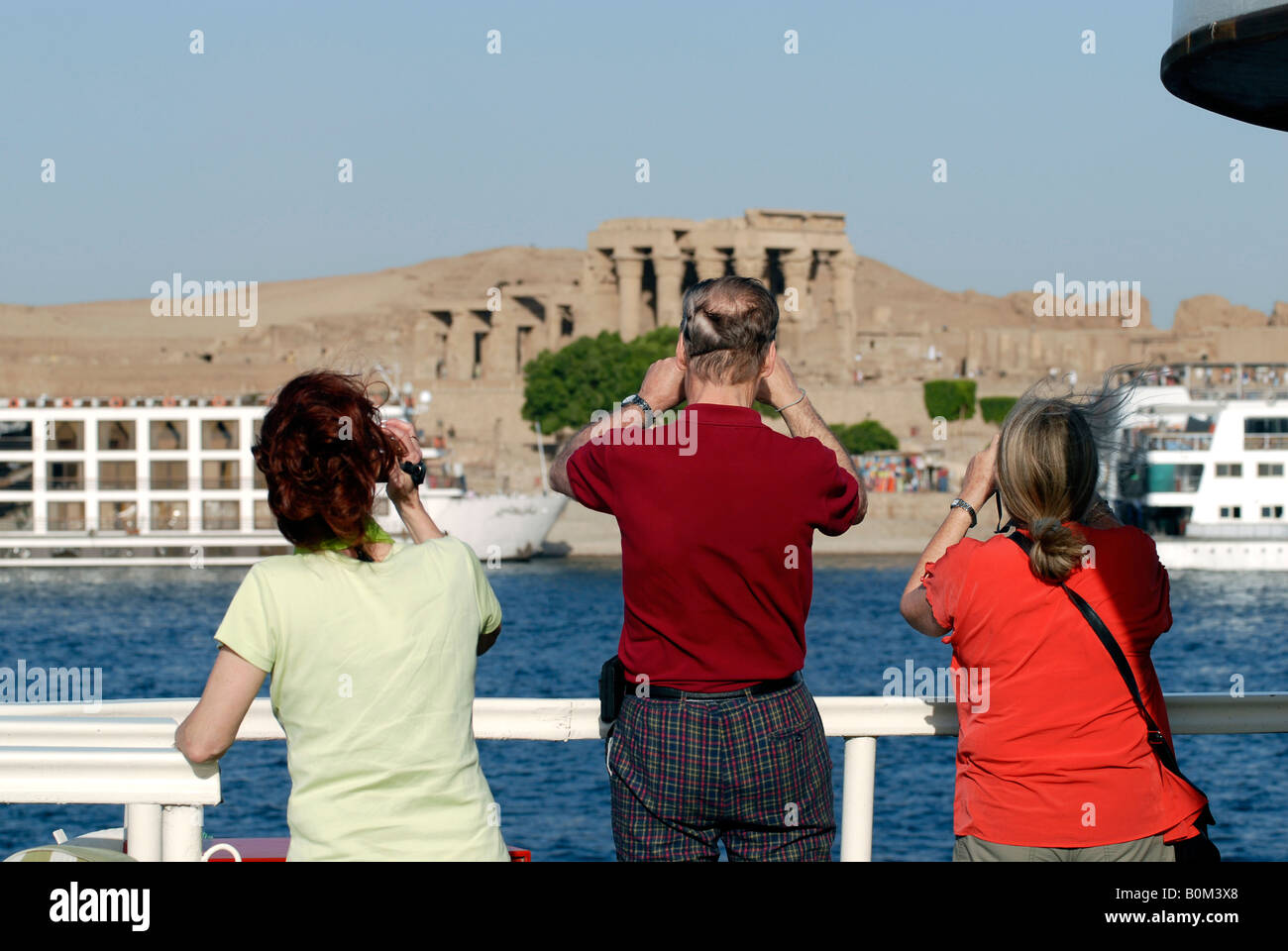 I turisti visualizza il tempio di Haroeris e Sobek a Kom Ombo dalla loro nave da crociera sul fiume Nilo in Egitto Foto Stock