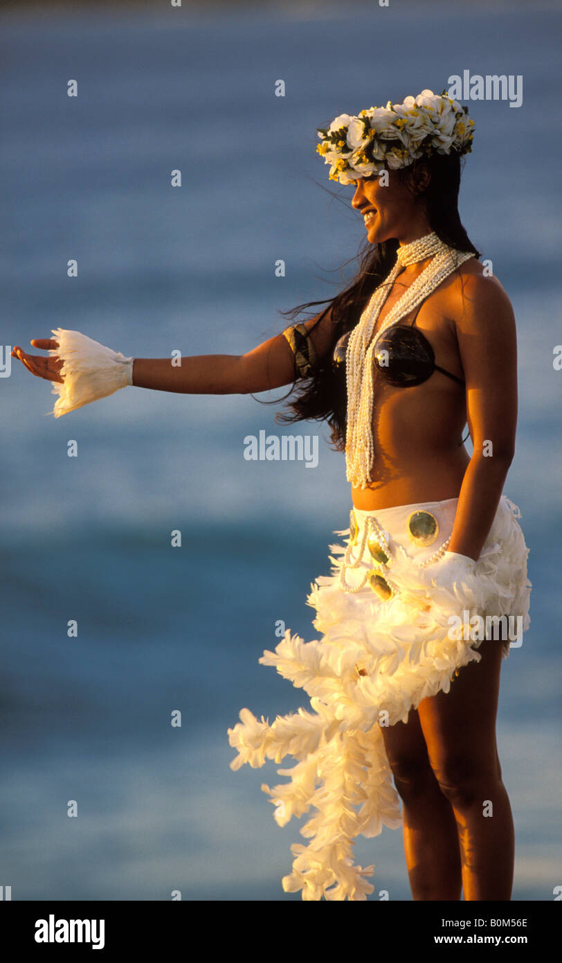 Hawaii hawaiano bellissima ballerina di hula che si affaccia sull'oceano scogliere sul mare al tramonto Oceano Pacifico Foto Stock