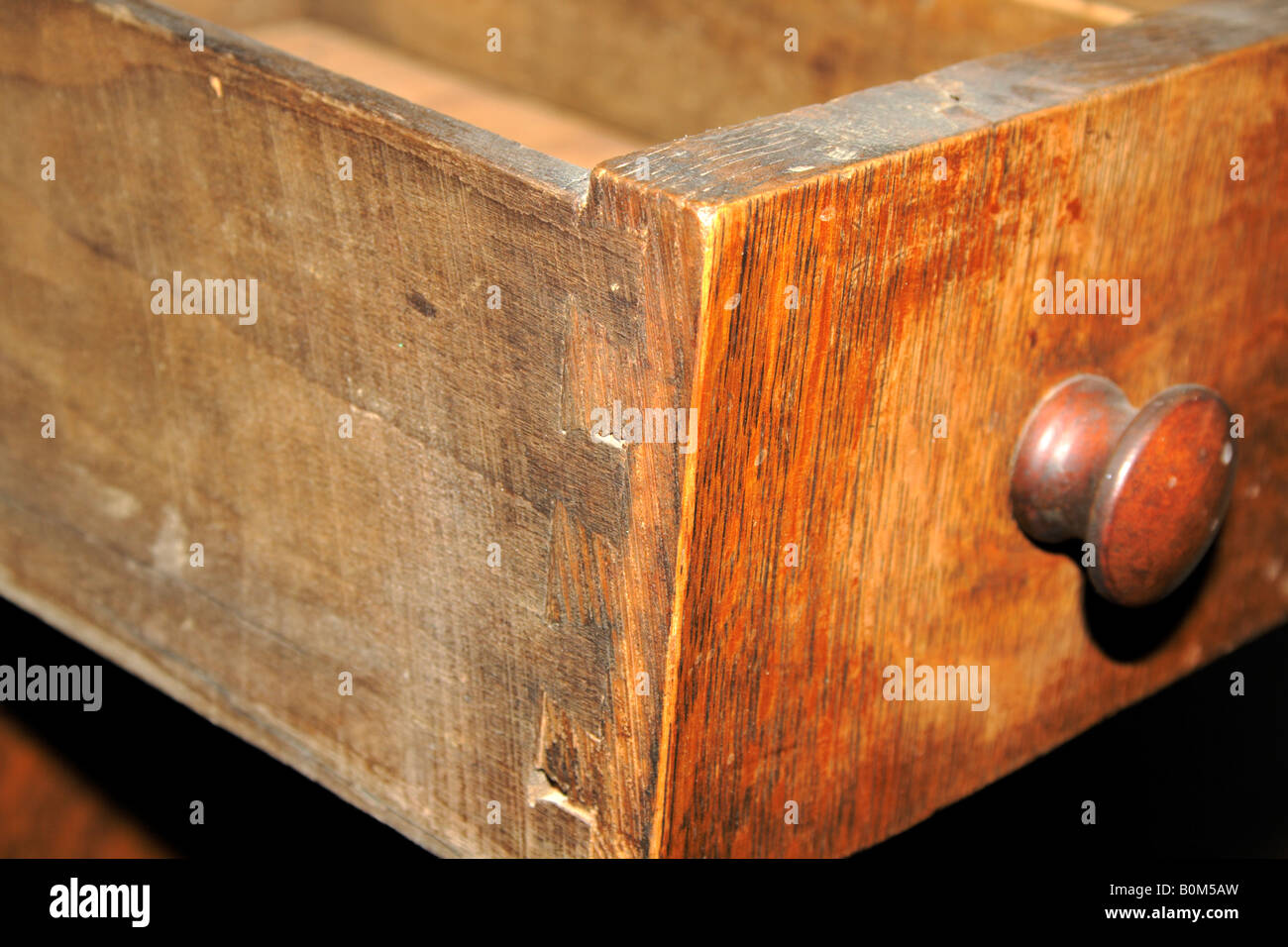 Mezzo cieco a coda di rondine su mobili antichi cassetto. Foto Stock