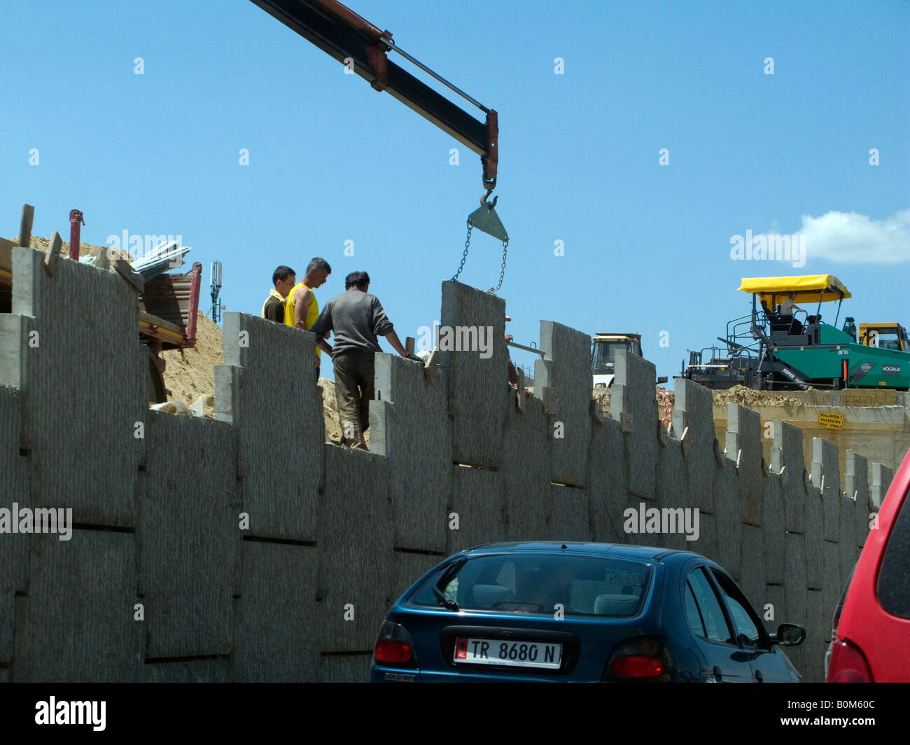 Il cavalcavia di Tirana AlbaniaFlyover costruzione costruzione di Tirana Albania per facilitare il traffico a Tirana Durazzo Porto Aeroporto Madre Teresa Foto Stock