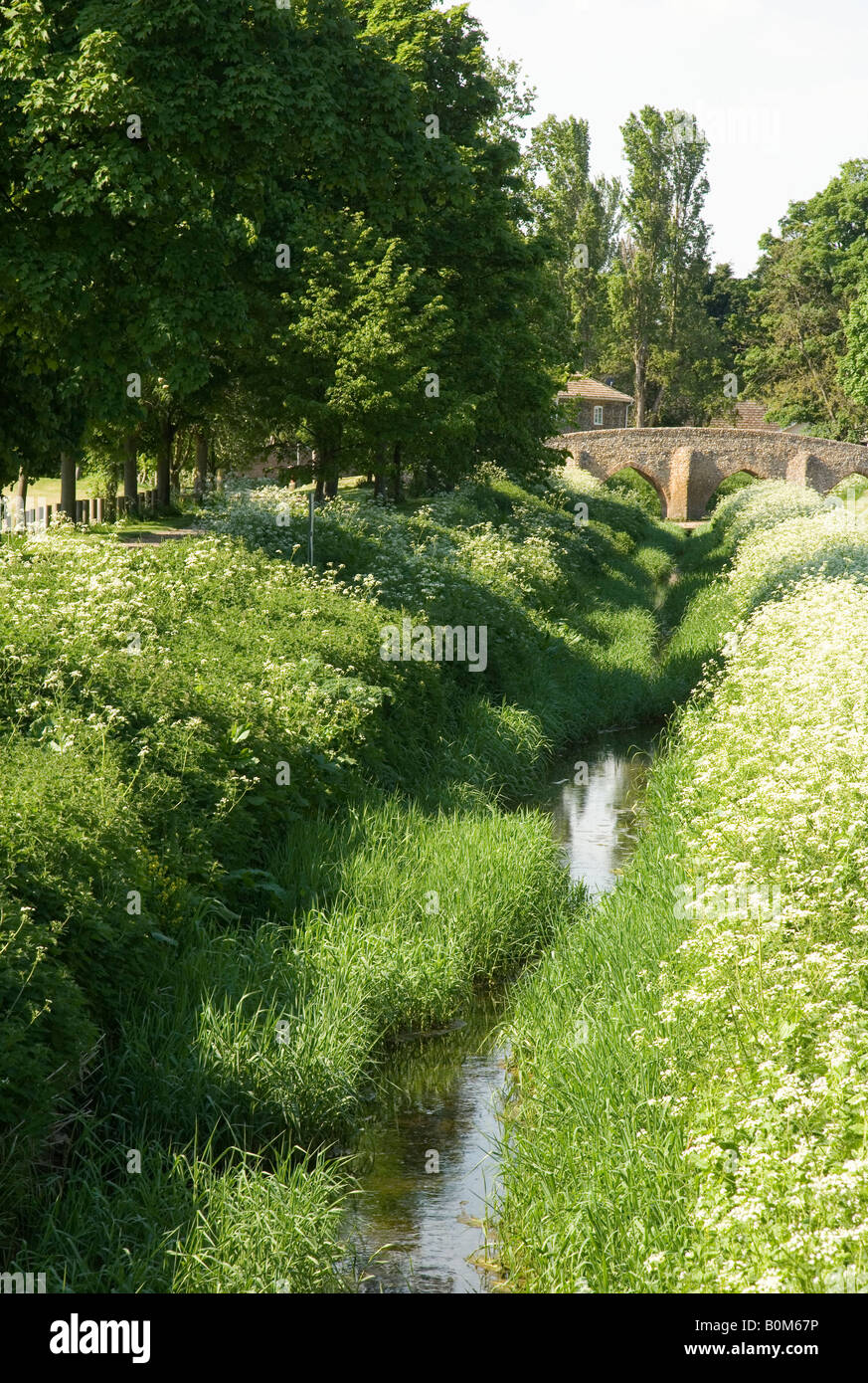 Il fiume Kennet e la medievale Packhorse Bridge, Moulton, vicino a Newmarket, Suffolk Foto Stock