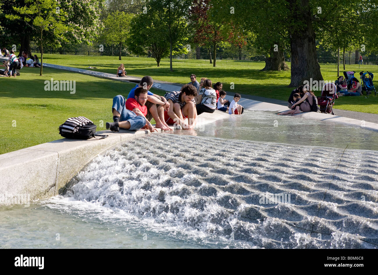 Persone rilassante In Principessa di Galles fontana commemorativa Hyde Park Londra REGNO UNITO Foto Stock