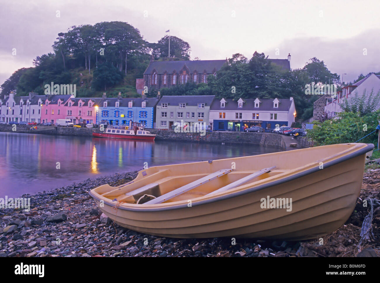 Canotto sulla riva, Portree, Scozia Foto Stock