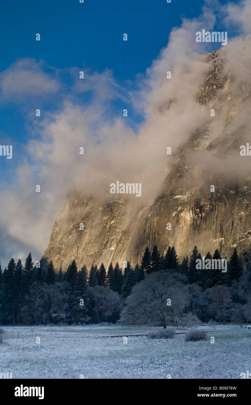 Nuvole sulla mezza cupola all'alba dopo la primavera tempesta di neve Yosemite Valley Yosemite National Park in California Foto Stock