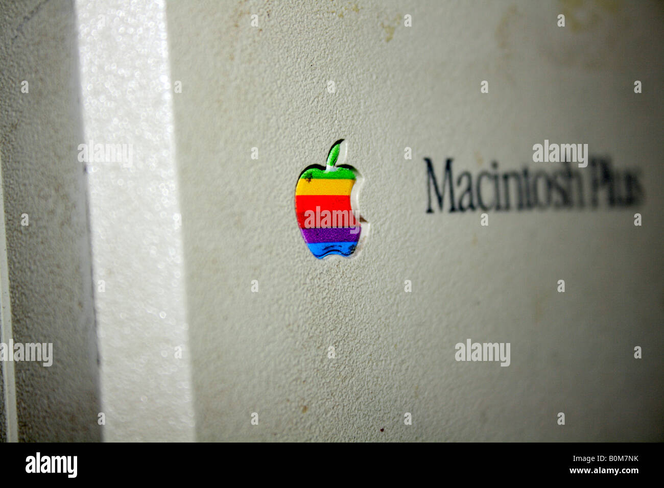 Il logo Apple su una sporca Macintosh più personal computer. Foto Stock