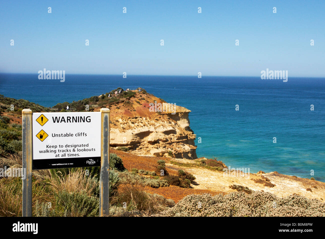 Un segnale di avvertimento a dodici Apostoli Victoria Australia. Foto Stock