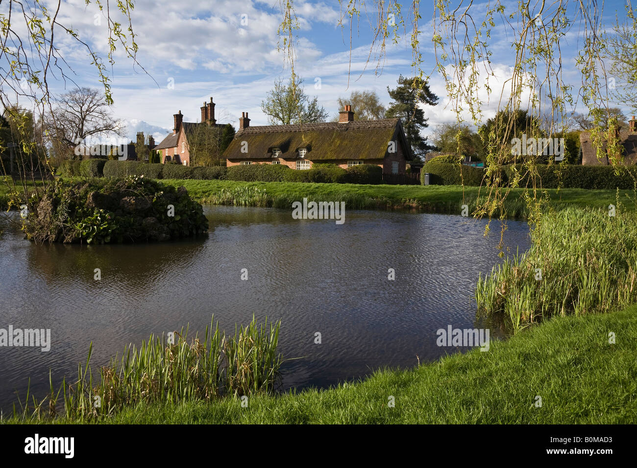 Il laghetto e cottage con il tetto di paglia a Osmaston, Derbyshire, Inghilterra Foto Stock