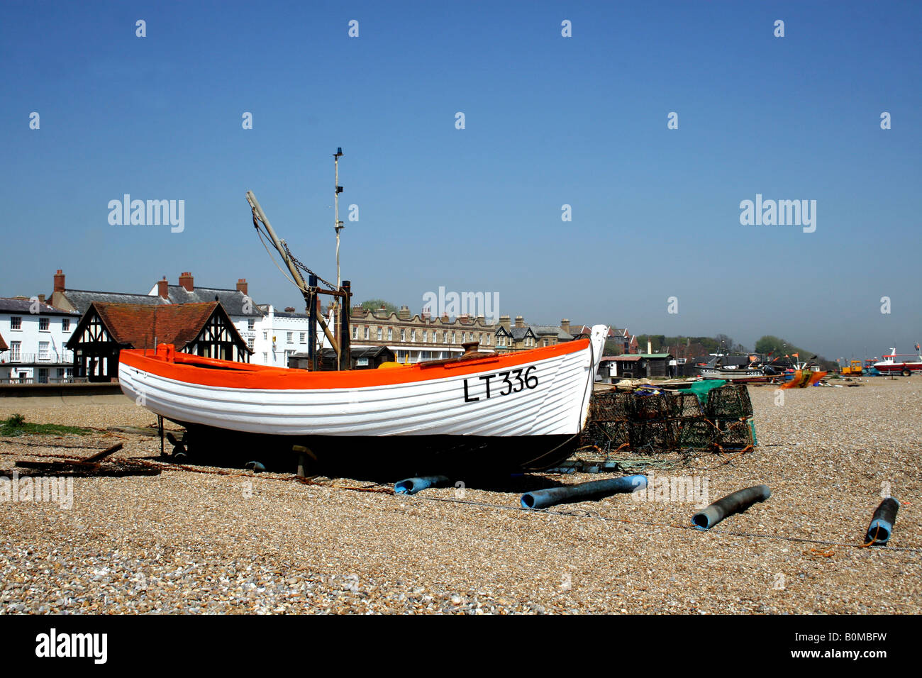 Barche da pesca sulla spiaggia di ALDEBURGH. SUFFOLK. In Inghilterra. Foto Stock