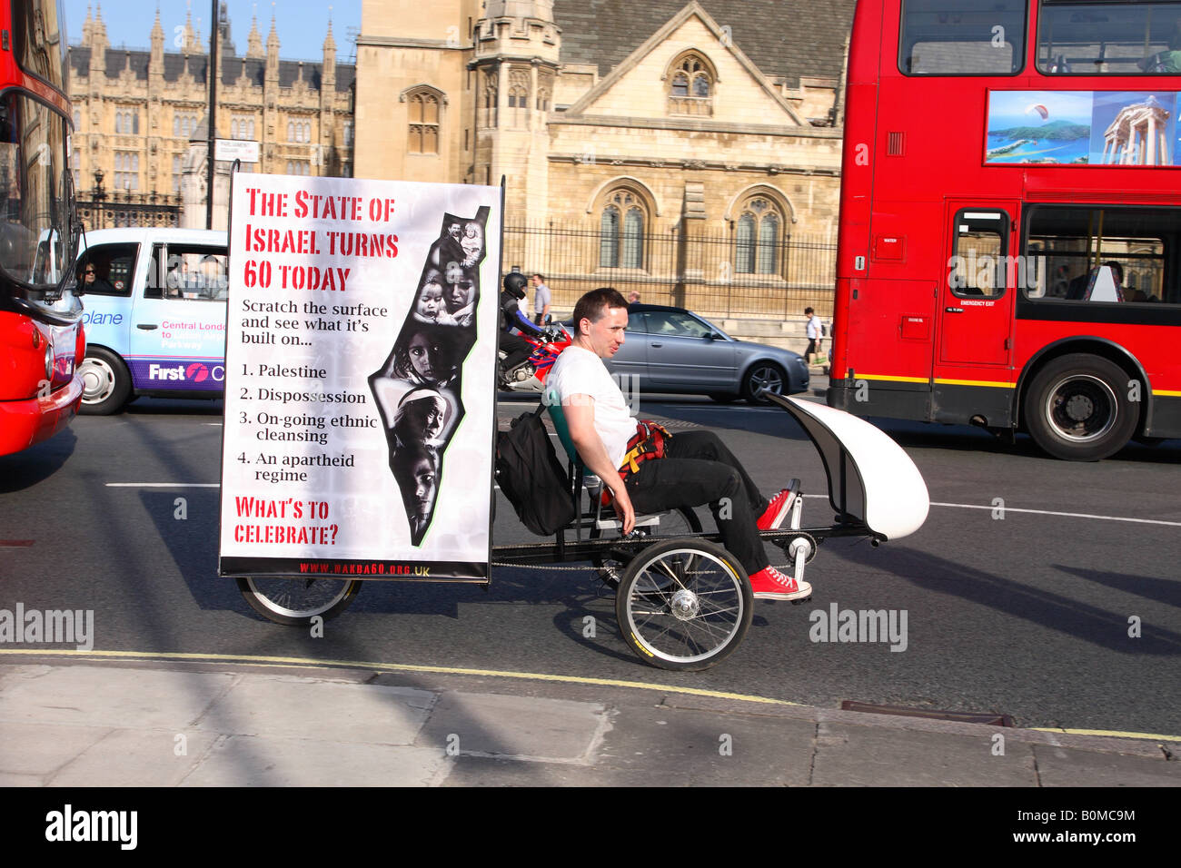 Londra Inghilterra la piazza del Parlamento dimostratore in sella ad una bicicletta con opposte poster sessantesimo compleanno dello Stato di Israele nel 2008 Foto Stock
