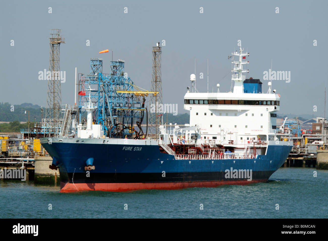 Fure Star svedese e olio chimichiera nave presso Fawley Terminale marino su acqua di Southampton in Inghilterra Hampshire REGNO UNITO Foto Stock