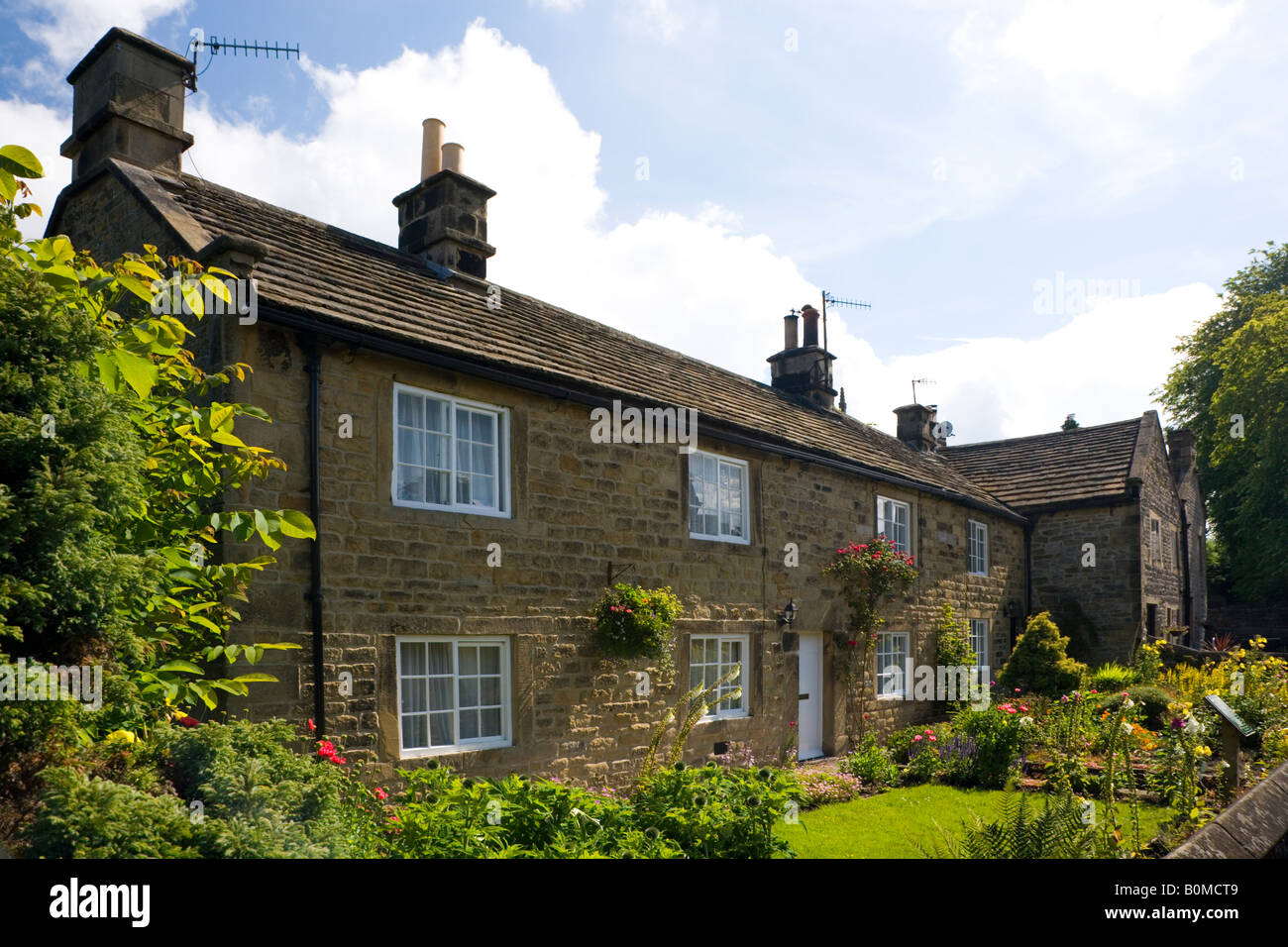 Alcuni di peste Cottages in Church Street in Eyam nel Peak District nel Derbyshire Foto Stock