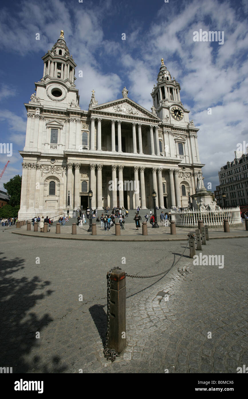 Città di Londra, Inghilterra. Il fronte ovest e la grande porta occidentale del Sir Christopher Wren's progettato Saint Paul Cathedral. Foto Stock