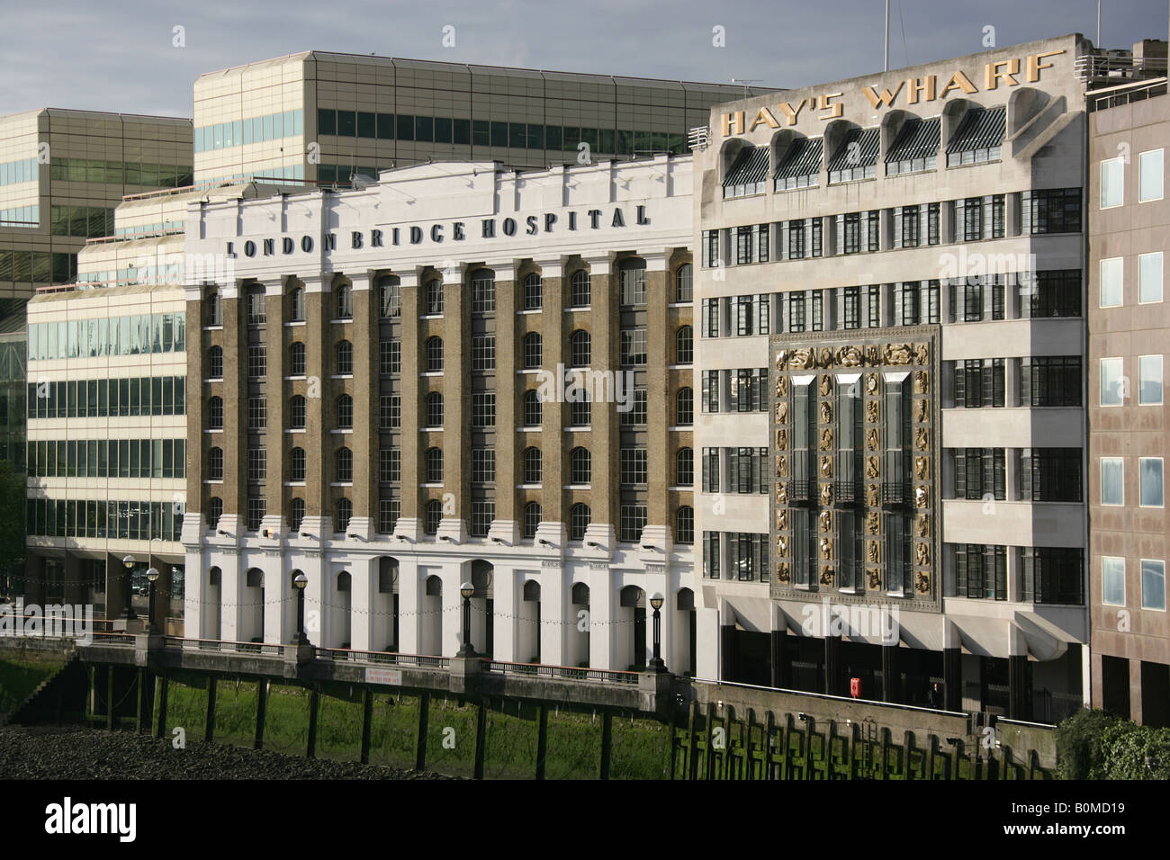 Città di Londra, Inghilterra. London Bridge Hospital e il fieno's Wharf Building sulla riva sud del fiume Tamigi. Foto Stock