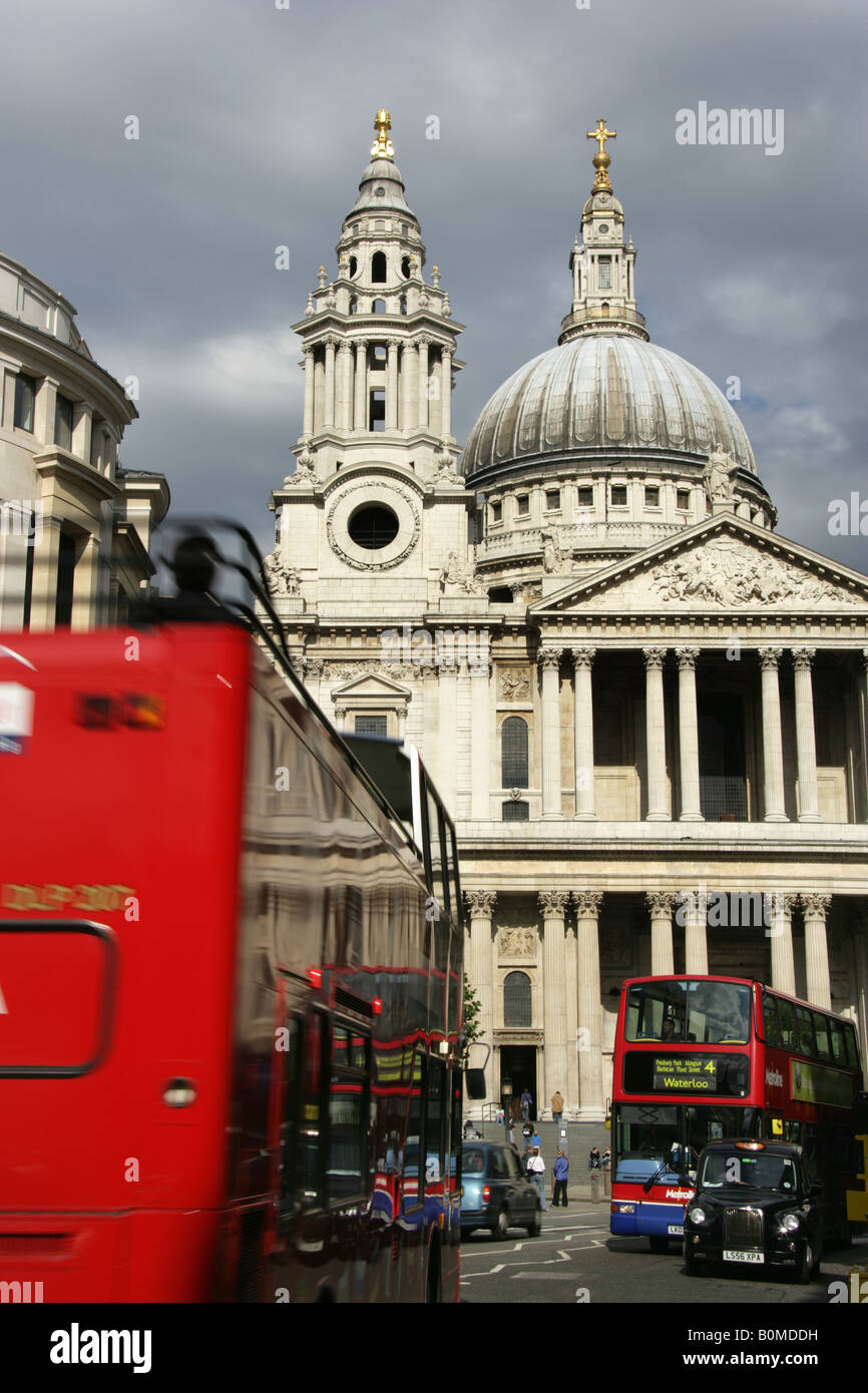 Città di Londra, Inghilterra. Trasporti di Londra autobus rossi e Hackney taxi su Ludgate Hill vicino a Saint Paul Cathedral. Foto Stock
