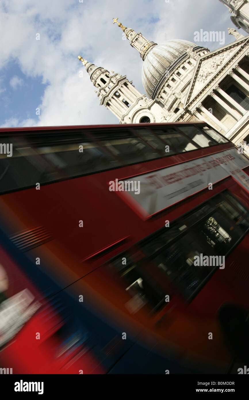 Città di Londra, Inghilterra. A Londra Trasporto bus rosso su Ludgate Hill con Saint Paul Cathedral in background. Foto Stock