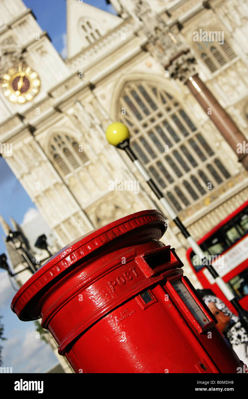 La città di Westminster, Inghilterra. Un rosso casella postale presso Tothill Street con il Westminster Abbey facciata occidentale in background. Foto Stock