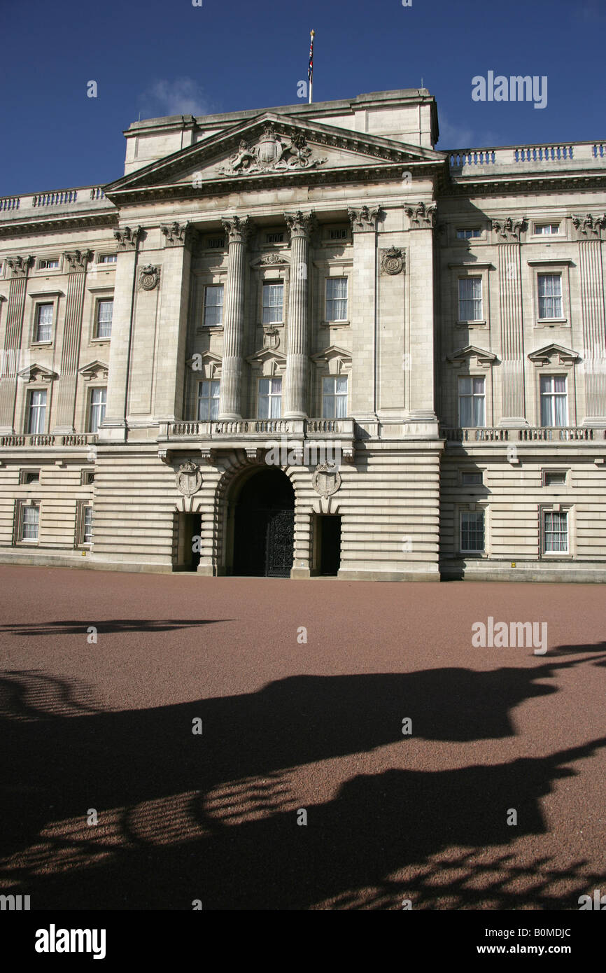 Città di Londra, Inghilterra. La facciata est di Buckingham Palace, che è la residenza londinese per il monarca britannico. Foto Stock