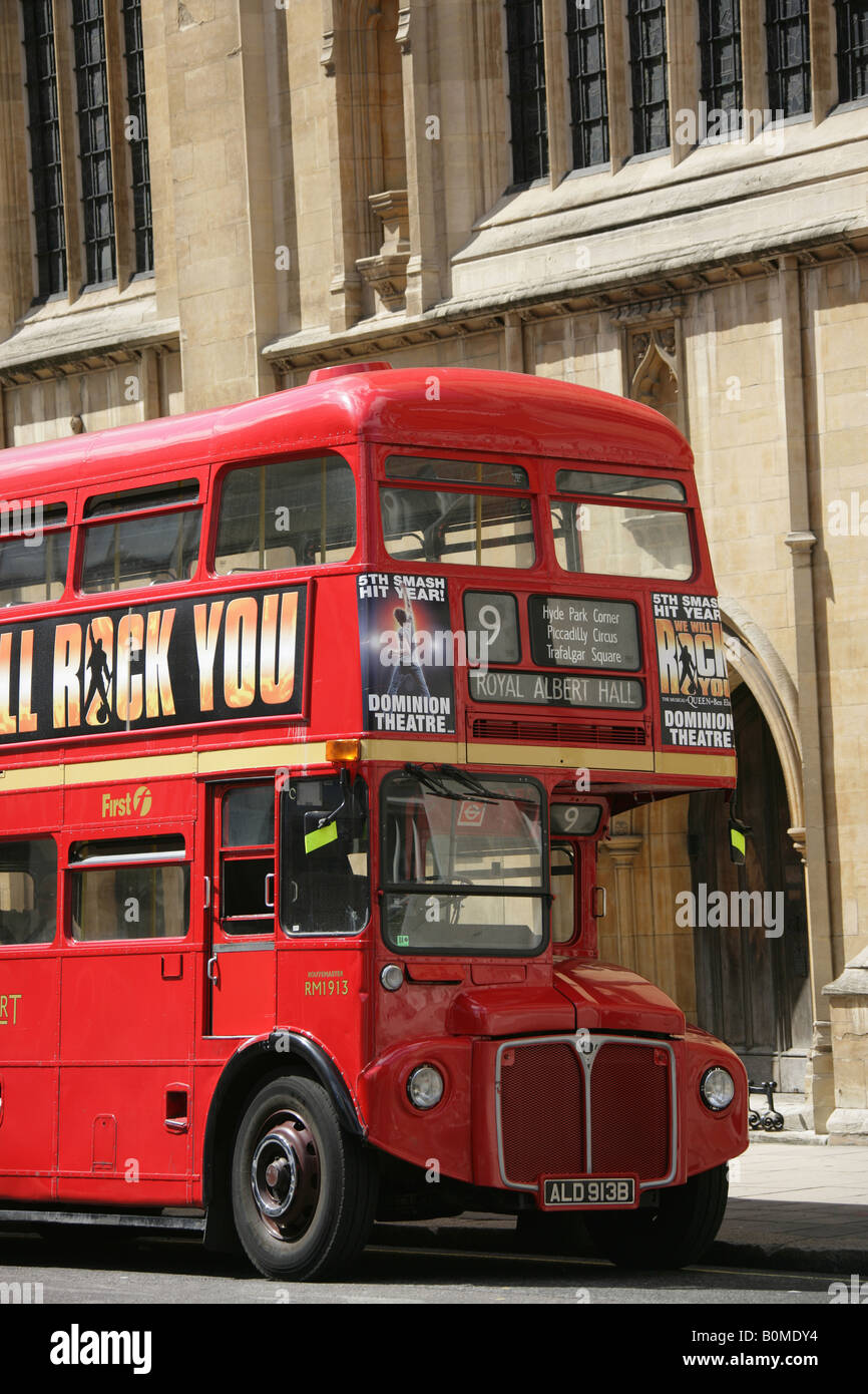 Città di Londra, Inghilterra. Trasporti di Londra old red autobus parcheggiato al di fuori della Chiesa della Santa Trinità il Principe Consorte Road. Foto Stock
