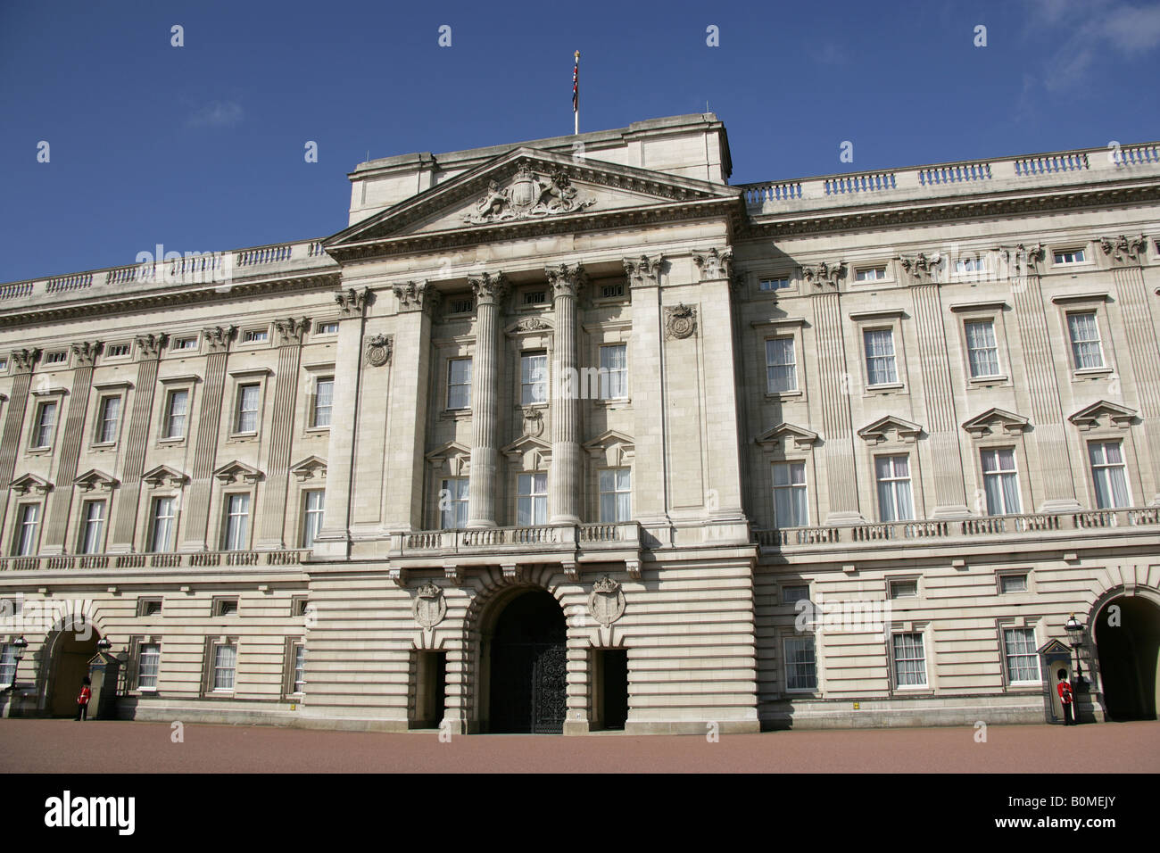 Città di Londra, Inghilterra. La facciata est di Buckingham Palace, che è la residenza londinese del monarca britannico. Foto Stock