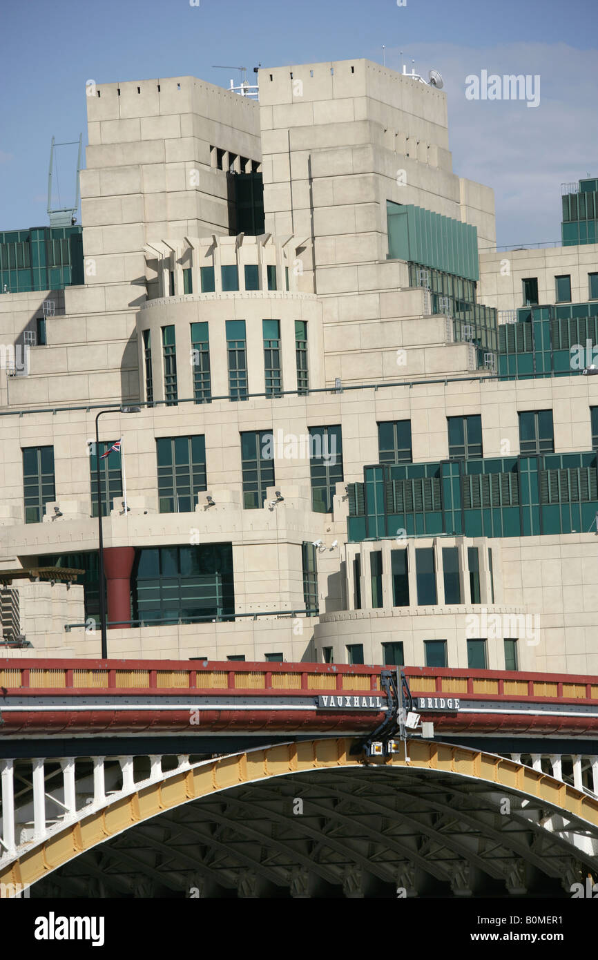 Città di Londra, Inghilterra. La sede centrale della British Secret  Intelligence Service edificio MI6 presso la Albert Embankment Foto stock -  Alamy