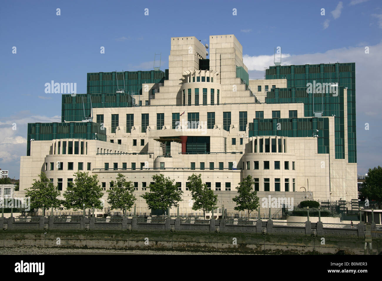 Città di Londra, Inghilterra. La sede centrale della British Secret  Intelligence Service edificio MI6 presso la Albert Embankment Foto stock -  Alamy