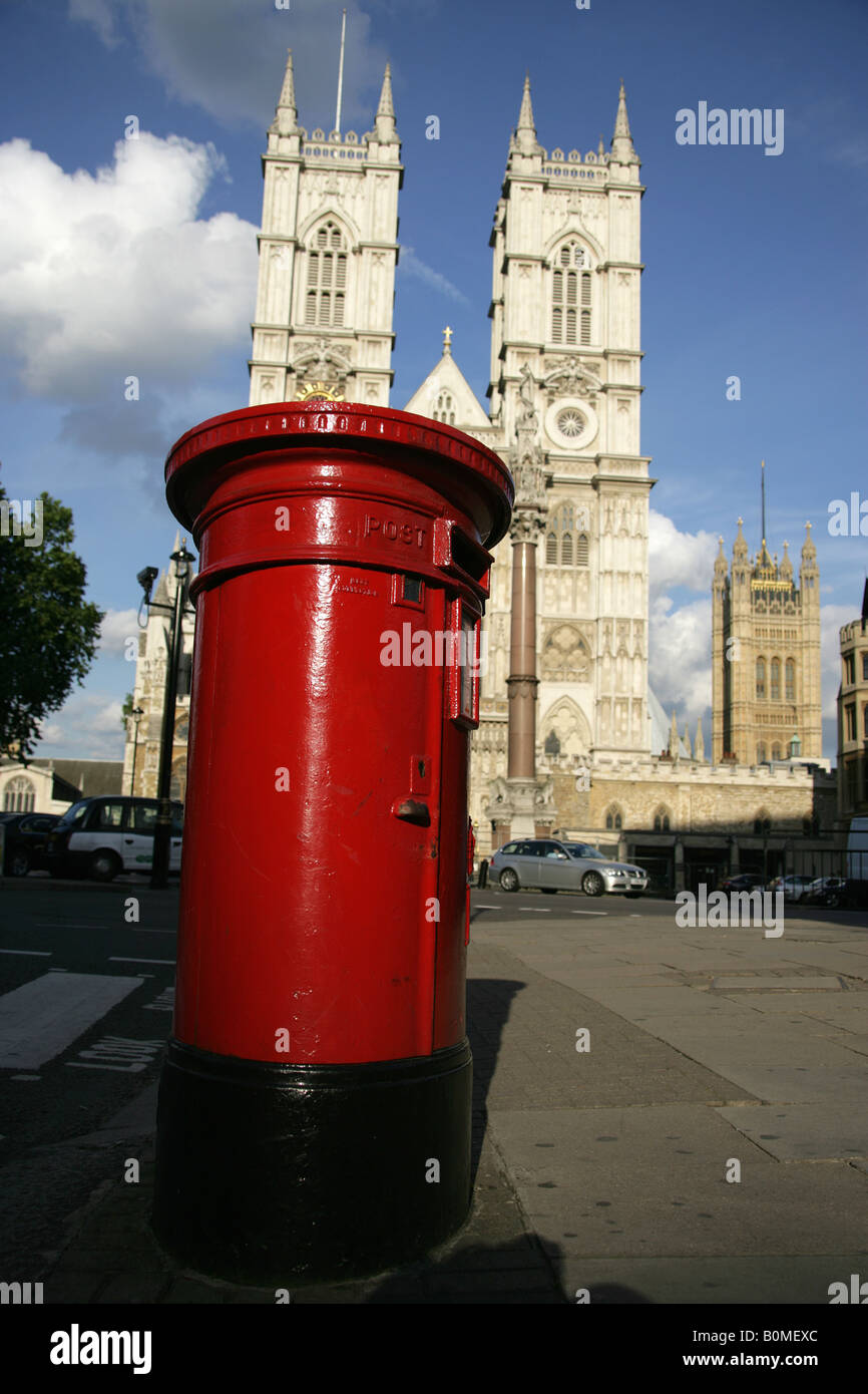 La città di Westminster, Inghilterra. Un rosso casella postale presso Tothill Street con il Westminster Abbey facciata occidentale in background. Foto Stock